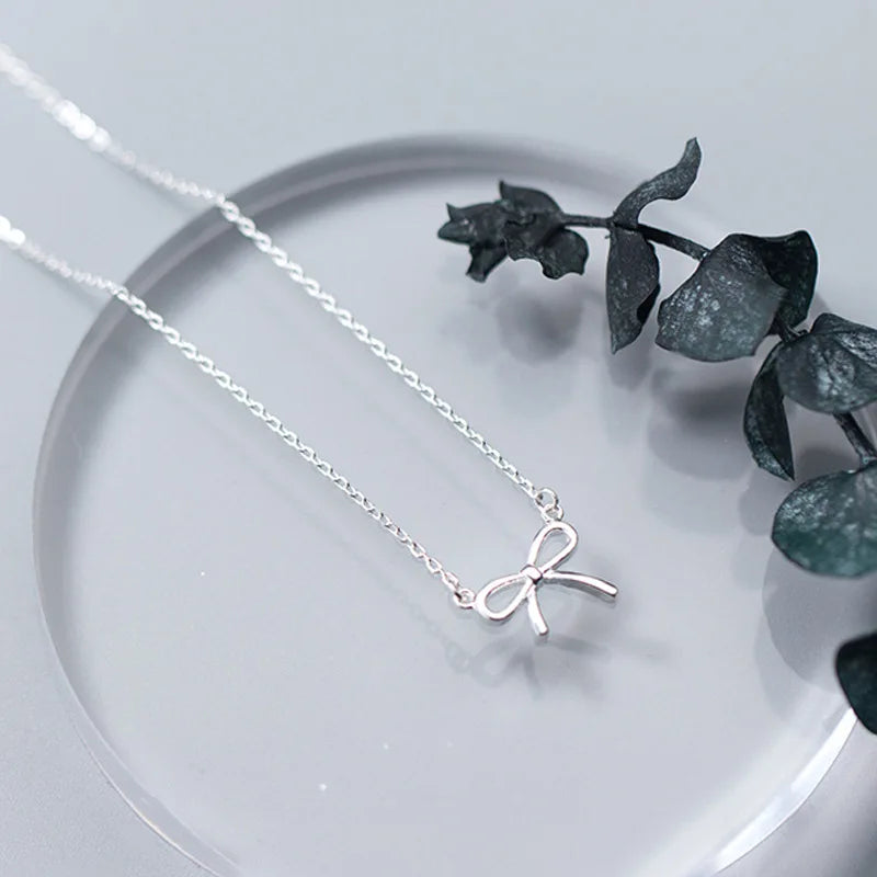 The Simple Bow necklace