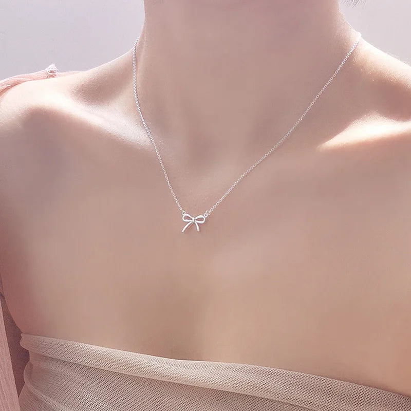 The Simple Bow necklace