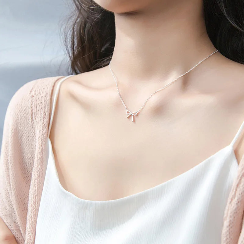 The Simple Bow necklace